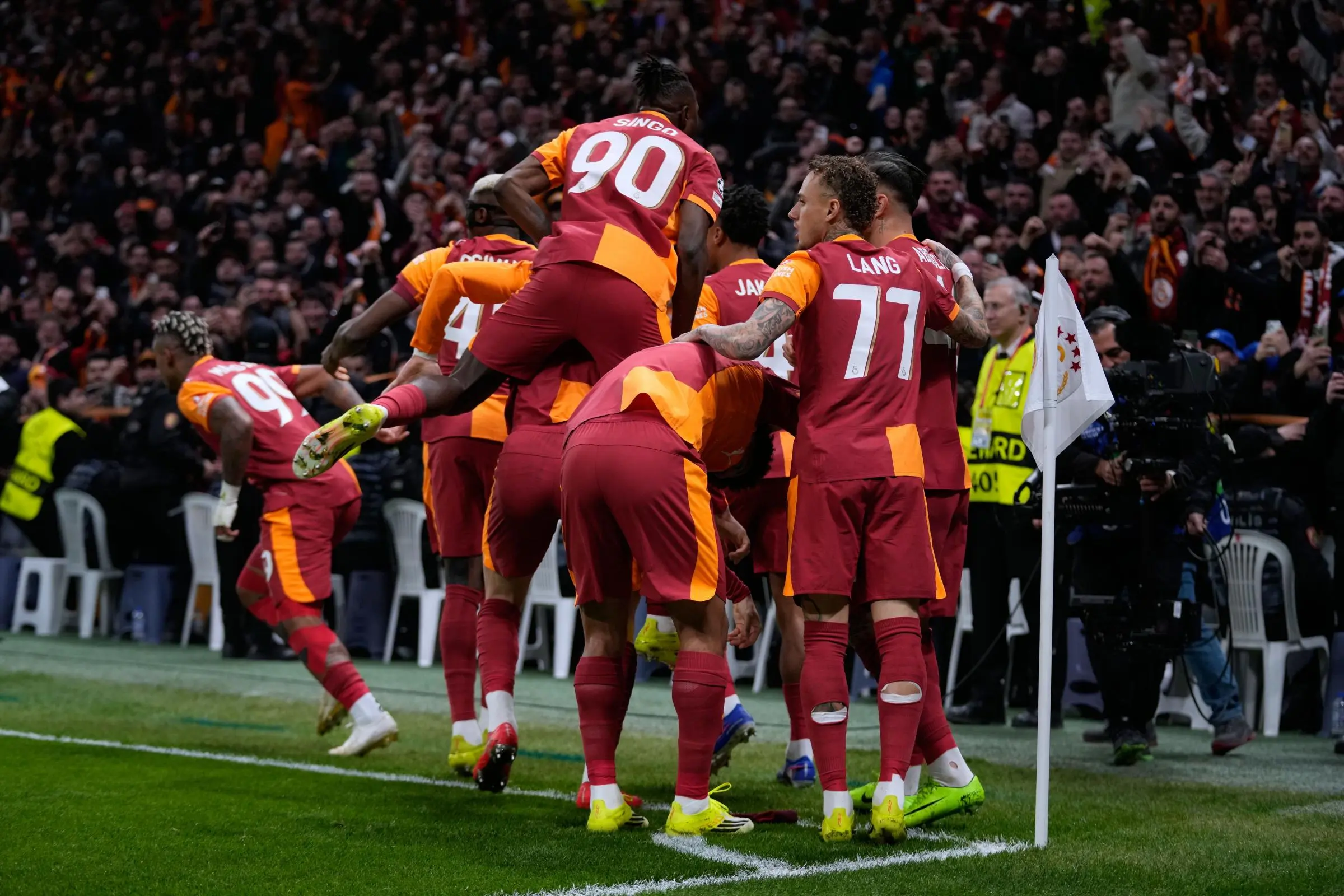 Galatasaray invinge Liverpool cu 1-0 in optimile Ligii Campionilor