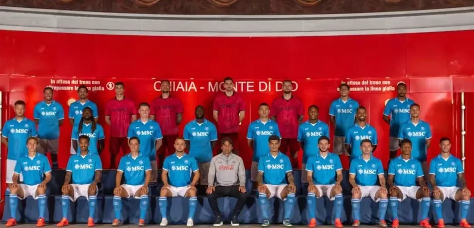 Napoli își lansează poza oficială 2024-25 în metroul Chiaia 